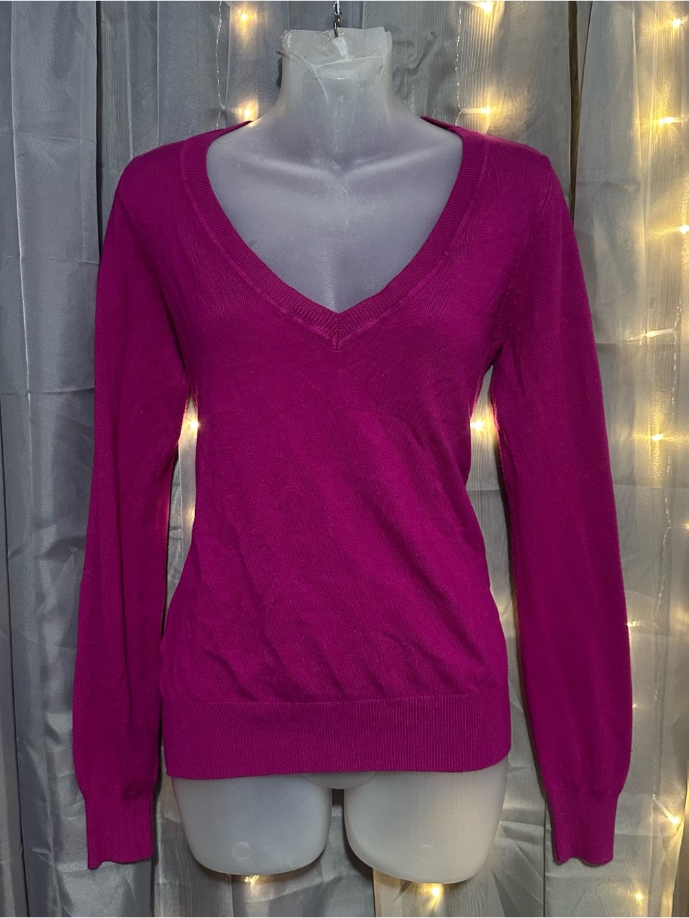 Hot pink magenta long sleeve V-neck sweater Sz M by forever 21
